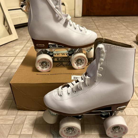 Chicago White Roller Skates - Picture 2 of 15